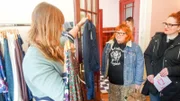 V.l.: Verkäuferin, Kandidatin Nadine und Shoppingbegleitung Mandy