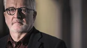 Fünf Menschen hat Norman Volker Franz ermordet, zwei Mal gelingt ihm die Flucht aus dem Strafvollzug. Noch immer wird nach ihm gefahndet. Die Tatorte liegen in Thüringen, Sachsen-Anhalt und in Nordrhein-Westfalen. Die Zielfahnder des LKA NRW lauern auf einen Ermittlungsansatz. Vermutet wird der Täter in Südamerika.Staatsanwalt Hendrik Weber von der Staatsanwaltschaft Halle (Saale) berichtet, was bei den beiden Überfällen auf Geldtransporter in Weimar und Halle 1997 passiert ist.