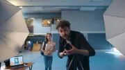 Der Schulfotograf (Thomas Höppener) macht ein Foto von Floor (Bobbi Mulder), während Margeet (Romy Voll) im Hintergrund zuschaut.