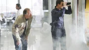 Als Mac Taylor (Gary Sinise, r.) Besuch von seinem ehemaligen Kollegen William Hunt (Peter Fonda) bekommt, wird aus dem gegenüberliegenden Gebäude das Feuer eröffnet und ein wahrer Kugelhagel zerstört das Labor.