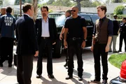 Werden nach San Diego, Kalifornien gerufen, um Det. Bryce Harding (Michael Raynor, l.) und sein Team in einem Mordfall zu unterstützen: Rossi (Joe Mantegna, 2.v.l.), Morgan (Shemar Moore, 2.v.r.) und Reid (Matthew Gray Gubler, r.) ...