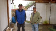 Lothar (li.) und Michael erhalten eine bittere Nachricht, gerade als sie fröhlich das Grillfest für Freunde und Nachbarn planen..