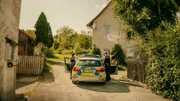 Eine Nachbarin hat entdeckt, dass die Jungs das Haus besetzt haben und die Polizei gerufen. Polizistin Franziska (Hanna Jasna Hess, l.) und Polizist Felix (Maximilian Schaible, r.) wollen, dass die Jungs das Haus verlassen.