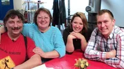 Von links: Frnk, Gabi, Gloria und Trödel-Experte Otto Schulte.