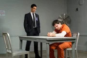 Während seine Freundin glaubt, dass Manny (Juan Castano, r.) bei einem Überfall ums Leben gekommen ist, sitzt dieser längst im Verhörraum der SVU und wird von Detective Nick Amaro (Danny Pino) vernommen.