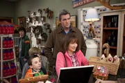 Wieder mal ein Muttertag, wieder mal eine Katastrophe: Mike (Neil Flynn, r.), Brick (Atticus Shaffer, l.), Axl (Charlie McDermott, hinten) und Sue scheinen es einfach nicht hinzubekommen, einen gelungenen Muttertag für Frankie (Patricia Heaton, M.) vorzubereiten ...