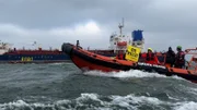 Das deutsche Kriegsschiff Mosel bei einer Übung in der Ostsee. Es gehört zu einem Geschwader, das unter anderem die kritische Infrastruktur auf dem Meeresboden überwacht – Datenkabel und Pipelines.