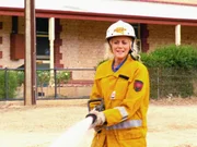 Jodi (Rachael Carpani) entdeckt zufällig ein Feuer und löscht die brennenden Möbel. Jodi (Rachael Carpani) entdeckt zufällig ein Feuer und löscht die brennenden Möbel.