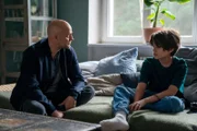 Robert (Jürgen Vogel, l.) spricht fürsorglich mit Tommy (Linus Kranich, r.) über die Situation. Der möchte am liebsten zu Mike. Wird Robert ihm sagen, warum das nicht geht?