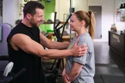 Gunnar (Paul Cless) ist zufrieden, als das Training ihn und Ronja (Theresa Traser) näherbringt.