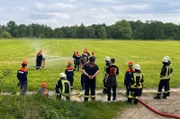 Etwa 30 Kinder- und Jugendliche üben jede zweite Woche. Diesmal müssen sie einen „echten“ Häuserbrand mit Wasser aus einem der Teiche löschen.