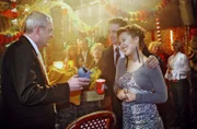 Yvonne (Bärbel Schleker, r.) und Max (Alexander Sternberg, M.) feiern Abschied in der Tiki-Bar.