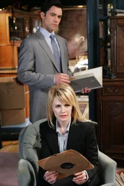 Ermitteln in dem bisher älteste ungelöste Mordfall Philadelphias: Lilly Rush (Kathryn Morris, vorne) und Scott Valens (Danny Pino, hinten) ...
