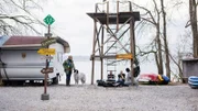 Hubert (Christian Tramitz, 3.v.r.) und Griwidz (Michael Brandner, 2.v.r.) entdecken den Besitzer des Campingparks tot unter einer Aussichtsplattform. Laut Pathologin Dr. Fuchs (Susu Padotzke, r.) handelt es sich bei dem Absturz um keinen klassischen Arbeitsunfall (mit Gabriele Fischer als Spaziergängerin, l.).