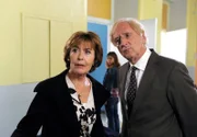 Jakob (Günther Maria Halmer) und Linda (Thekla Carola Wied) stellen überrascht fest, dass Jakobs verschollener Sohn Thomas im gleichen Krankenhaus liegt, wie Lindas Tochter Leonie (Julia Brendler, hinten).