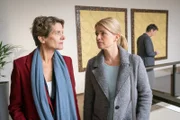 Margot Becker (Karin Giegerich, l.) warnt Mannis Sekretärin Ines Dorn (Mira Bartuschek, r.): Die Staatsanwaltschaft wird sie bezüglich der Verhaftung ihres Chefs zum Projekt „Bielefeld 23“ befragen.