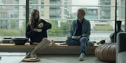 Nach einer gemeinsamen Nacht frühstücken Alice (Andrea Riseborough) und Jack (Domhnall Gleeson) zusammen. Dabei muss er auf direkte Weise erfahren, was sie nicht mag.