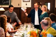 Auf seiner Geburtstagsfeier verkündet Gregor stolz, dass Vera ihm am Morgen ihre Liebe gestanden hat. Von links: Gregor (Holger Matthias Wilhelm), Vera (Sybille Waury), Leon (Joel Akgün) und Lansinger Geburtstagsgäste.