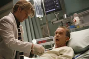 Dr. Robert Chase (Jesse Spencer, l.) kämpft um das Leben des berühmten Krebsforschers Ezra Powell (Joel Grey, r.) ...