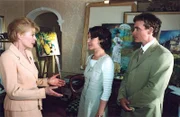 Edwina (Renate Schroeter, l.) ist überglücklich, dass es für Anne (Marisa Burger, mi.) und ihrem Sohn Rodney (Alexander Wussow) vielleicht wieder eine Zukunft gibt.
