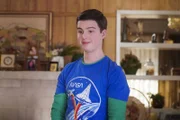 Iain Armitage (Sheldon Cooper).