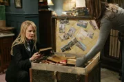 In alten Büchern die Emma Stone hat, erhofft sich Lilly Rush etwas über den Mord von Frances Stone heraus zu finden ...