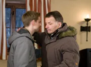 Jakob (Karsten Kühn, links) bedankt sich bei seinem Vater Roland Heilmann (Thomas Rühmann), dass er Hartmut Groß gerettet hat und hat sich entschieden, mit nach Köln zu gehen.