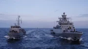 Eine Korvette und ein Minenjagdboot der Marine werden auf der Ostsee vor Bornholm betankt. In diesem Seegebiet verkehrt die russische Schattenflotte.