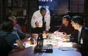 Ermitteln in einem Fall, bei dem ein Serienkiller seine Opfer lebend verbrennt. Für Morgan (Shemar Moore, 2.v.l.), Lt. Al Garner (Ernie Hudson, 3.v.l.), Prentiss (Paget Brewster, l.), Reid (Matthew Gray Gubler, 3.v.r.), Rossi (Joe Mantegna, 2.v.r.) und Hotch (Thomas Gibson, r.) beginnt ein Wettlauf mit der Zeit ...