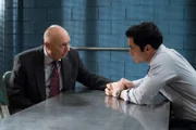 Nick Amaro (Danny Pino) erklärt Captain Don Cragen (Dann Florek), dass er den jugendlichen Drogendealer nicht absichtlich angeschossen hat. Die Abteilung für innere Angelegenheiten soll nun klären, ob der Schusswechsel gerechtfertigt war.