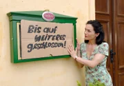 15 Uhr im Ersten Die Königs müssen nach Olivers Weggang das Landhotel schließen. Schweren Herzens bringt Katja (Julia Stemberger) das Schild "Bis auf weiteres geschlossen!" an.