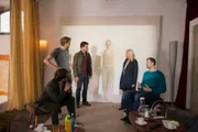 Im jungen Startup-Unternehmen ist die digitale Assistentin der Toten allgegenwärtig. (v.l.: Kai Simon (Lasse Myhr), David Arnold (Matthias Lier), Kommissar Stedefreund (Oliver Mommsen), Nessa (Adina Vetter), Kommissarin Inga Lürsen (Sabine Postel), Paul Beck (Christoph Schechinger))