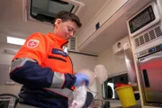 Julia Fraschka im Rettungswagen: Durch ihre Cochlea-Implantate kann sie als gehörlose Person im Rettungsdienst arbeiten.