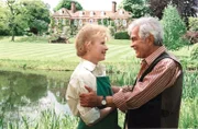 Edwina (Renate Schroeter) und Henry (Claus Wilcke) freuen sich schon auf ihren Hochzeitstag. Die Perlenhochzeit soll groß gefeiert werden.
