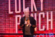 Michael Mittermeier hat mit dem "Lucky Punch Comedy Club" in München einen Szenetreff des Humors geschaffen. Als Gastgeber lädt er dorthin sowohl etablierte Comedy-Stars als auch vielversprechende Nachwuchstalente ein, die mit ihren Stand-ups gemeinsam das Publikum mitreißen.
