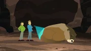 Martin (li.) und Chris stoßen in einer dunklen Höhle auf ein schlafendes Murmeltier.