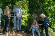 Mavi (Aybi Era, l.), Robert (Jürgen Vogel, 2.v.l.) und Veronika Schäfer (Anne Müller, r.) untersuchen das Opfer Jasmin Leitner (Sinja Dieks, 2.v.r.) am Tatort. Wurde sie hier umgebracht?