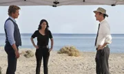 Teresa Lisbon (Robin Tunney, M.) und Patrick Jane (Simon Baker, l.) versuchen alles, um einen neuen Fall aufzuklären. Hat mit dem Mord Brett Partridge (Jack Plotnick, r.) etwas zu tun?