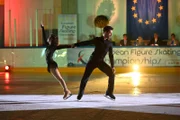 Lara (Darya Birnstiel) und Fabian (Fabian Piontek) laufen ihre Kür.