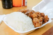 „Tita’s Kitchenette“ in National City bereitet das klassische philippinische Gericht Chicken Adobo mit großen Hähnchenschenkelstücken zu, die in einer Mischung aus Essig, Sojasauce, Knoblauch und Öl gekocht werden.