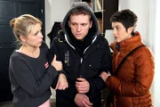 ARD ROTE ROSEN FOLGE 1449, am Mittwoch um 14:10 Uhr im ERSTEN. Ariane (Alexandra Horn r.) und Jenny (Anna Ewelina, M.) kümmern sich um den fiebernden Robin (Niklas Osterloh, r.).