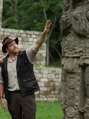 Josh Gates untersucht die Architektur der Maya.