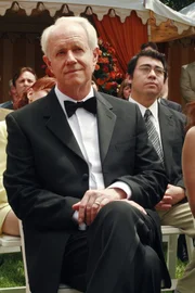 Während der Hochzeitsfeierlichkeiten belauscht Gabrielle ein Gespräch zwischen Victor und Milton Lang (Mike Farrell), das sie ziemlich verletzt ...