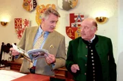 Doris hat eine Stelle als Geschäftsführerin im Hotel Traunstein angenommen. Sissy jobbt als Reiseführerin und trifft auf ihrer ersten Tour mit Georg Brandner, dem jungen Forstrat zusammen. Es kommt zum ersten Krach. Lisa und Walter haben sich einst im Streit getrennt. Nun treffen sie sich nach 18 Jahren wieder. Im Bild (v.li.): Klaus Wildbolz (Wenzel Hofer), Hans Kraemmer (Josef Schimek).