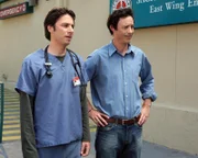 "Scrubs - Die Anfänger", "Mein Erwachsenwerden." Nachdem er Al Gores Umweltdoku 'Eine unbequeme Wahrheit' gesehen hat, will der Hausmeister die Welt retten. Indes erhält J.D. Besuch von seinem Bruder Dan. Erstaunlicherweise hat der ewige Verlierer sein Leben auf die Reihe bekommen. J.D. passt diese Rollenverschiebung gar nicht. Denn nun muss er sich den Rat seines Bruders gefallen lassen, endlich erwachsen zu werden.Im Bild (v.li.): Zach Braff (John 'J.D.' Dorian), Thomas Cavanagh (Dan Dorian).