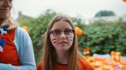 Floor (Bobbi Mulder) ist hoffnungsvoll, als Margreet (Romy Voll) ihren Vater fragt, ob Floor beim nächsten Spiel ins Stadion kommen kann.