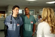 "Scrubs - Die Anfänger", "Mein Erwachsenwerden." Nachdem er Al Gores Umweltdoku 'Eine unbequeme Wahrheit' gesehen hat, will der Hausmeister die Welt retten. Indes erhält J.D. Besuch von seinem Bruder Dan. Erstaunlicherweise hat der ewige Verlierer sein Leben auf die Reihe bekommen. J.D. passt diese Rollenverschiebung gar nicht. Denn nun muss er sich den Rat seines Bruders gefallen lassen, endlich erwachsen zu werden.Im Bild (v.li.): Zach Braff (John 'J.D.' Dorian), Donald Faison (Chris Turk), Sarah Chalke (Elliot Reid).