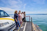 Das Abendteuer geht los. Die Camper lassen sich auf der Bodensee-Fähre von Friedrichshafen nach Romanshorn in der Schweiz den Wind um die Nase wehen.