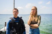 Justin Schmidt (Nepomuk Fitz, l.), der Freund von Steffi Greiner (Laura Egger, r.), ist Mitbesitzer der Tauchschule und hat Luise Sedlacek Tauchunterricht gegeben. Justin Schmidt (Nepomuk Fitz, l.), der Freund von Steffi Greiner (Laura Egger, r.), ist Mitbesitzer der Tauchschule und hat Luise Sedlacek Tauchunterricht gegeben.