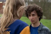 Fiona (Lilly Krug, l.) und Ben (Shadi Eck, r.) tauschen bei einer Teamarbeit im Camp aus, was sie am jeweils anderen schätzen.